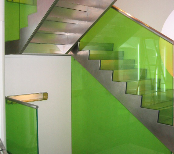 garde-corps en verre feuilleté Vanceva color de couleur verte pour l'escalier de la butique Lacoste