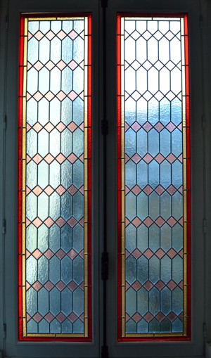 Porte-fen^tre avec doubles vitrages isolants intégrant un vitrail
