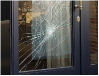 Porte vitrée et vitrines endommagées Porte vitrée et vitrines endommagées