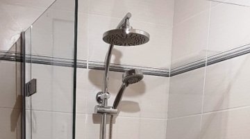 Corrosion resistant shower stall with Seristal Timeless