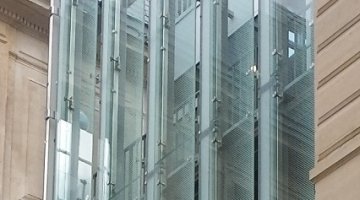Solar control double-skin bolted glass façades