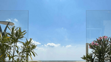 Pare-vent en verre pour une terrasse en front de mer