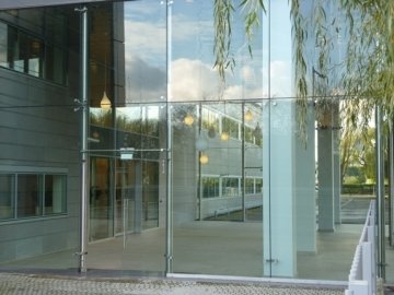 Point-fixed glass system for an entrance hall
