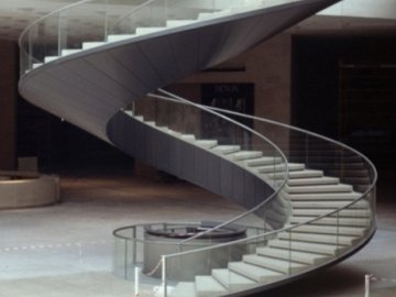 Escalier hélicoïdal monumental du musée du Louvre