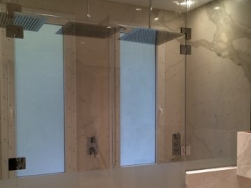 Low-iron translucent glass for a large shower cabin