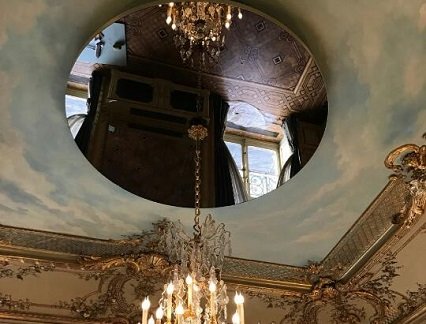 Miroirs clair et bronze dans un hôtel particulier parisien
