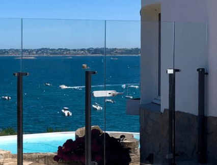 Pare-vent en verre face à la mer en Bretagne