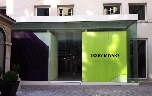 Verre extra-clair pour la devanture Issey Miyake