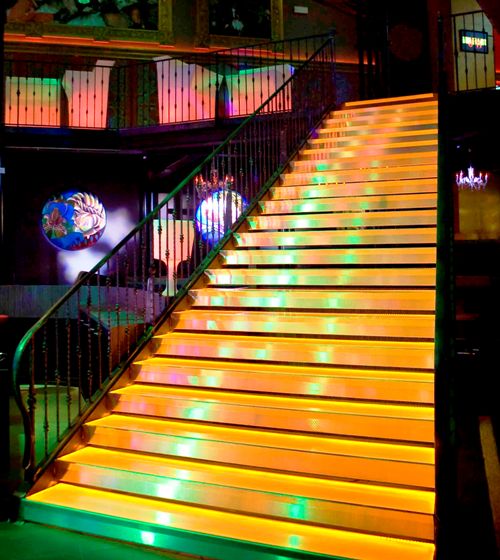 Marches d'escalier en verre feuilleté éclairées par des LED