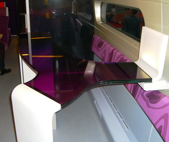 Table de bar des TGV en verre feuilleté coloré