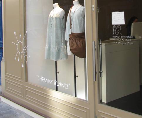 Devanture extra-claire, boutique chemins blancs