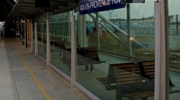 Laminated glass wind screen in Aix-en-Provence railway station