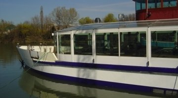 High performance glass for a pleasure boat