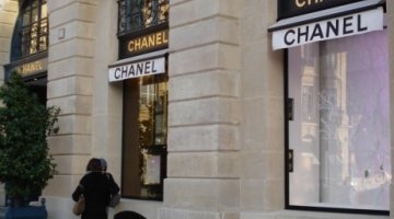 High security for Chanel extra-clear shop window