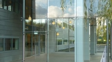 Point-fixed glass system for an entrance hall