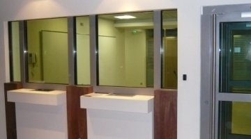 Bullet resistant low-iron laminated glass for reception desks and partitions