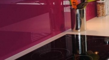 Fuchsia painted glass for a kitchen splashback