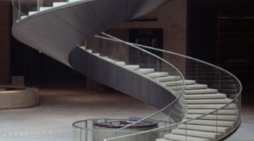 Escalier hélicoïdal monumental du musée du Louvre