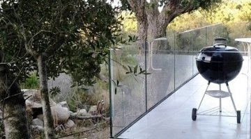 Parapetti & pavimento di vetro per una casa piena di luce