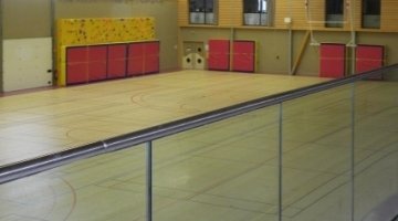 Garde-corps en verre clair pour le complexe sportif Loussouarn