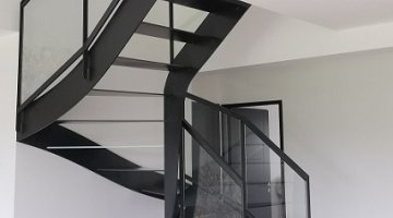 Scala design di metallo nero e vetro chiaro