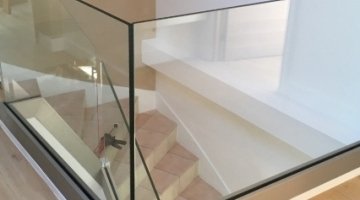 Garde-corps d'escalier en verre feuilleté clair