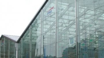 Point-fixed glass facade a railway station