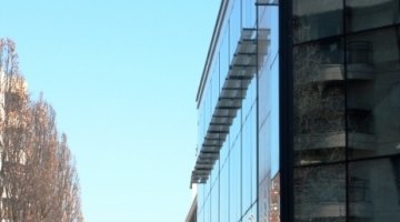 Controllo solare per una facciata in vetro incollato
