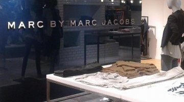 Low-iron painted glass partitions for Marc Jacobs