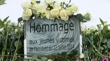 Stèle en verre coloré avec sérigraphie noire pour un mémorial