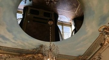 Miroirs clair et bronze dans un hôtel particulier parisien