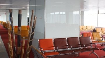 Rivestimento murale in vetro laccato bianco per un aeroporto
