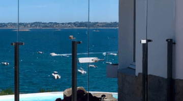 Pare-vent en verre face à la mer en Bretagne