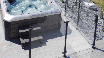 Pare-vent en verre pour un spa dans un jardin normand