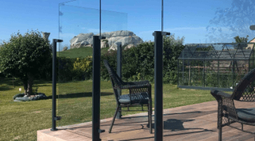 Pare-vent en verre pour une terrasse proche de la mer en Bretagne
