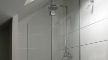 Pare-douche en verre trempé pour salle de bain mansardée
