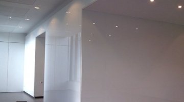 White toughened painted glass in Pôle emploi