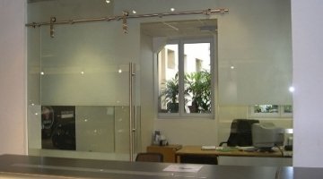 Cloisons & portes coulissantes en verre partiellement dépoli trempé
