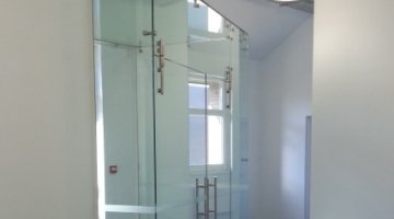 All glass entrance system for the offices building of  Vincennes zoo