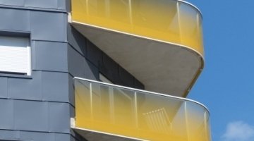 Enamelled flat or curved laminated glass balustrades