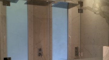 Low-iron translucent glass for a large shower cabin