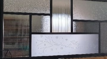 Verrières en verres imprimés ou satinés avec décor gravé