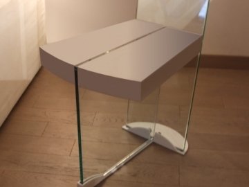 Bois laqué & verre trempé pour une chaise aérienne