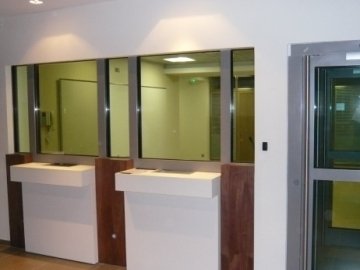 Bullet resistant low-iron laminated glass for reception desks and partitions