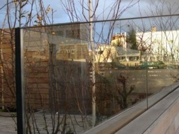 Garde-corps en verre feuilleté clair pour une terrasse