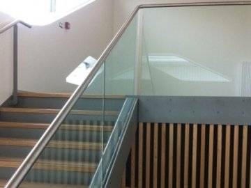 Rampants d'escalier & garde-corps de mezzanine en verre clair