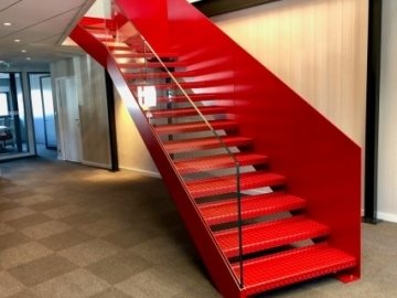 Verre feuilleté clair & métal rouge pour un escalier