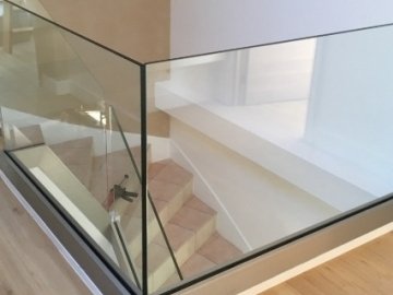 Garde-corps d'escalier en verre feuilleté clair