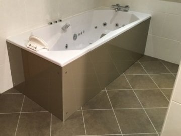 Habillage d'une baignoire avec un verre laqué anti-éclats