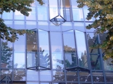 Garde-corps résistant au feu pour une façade tout-verre